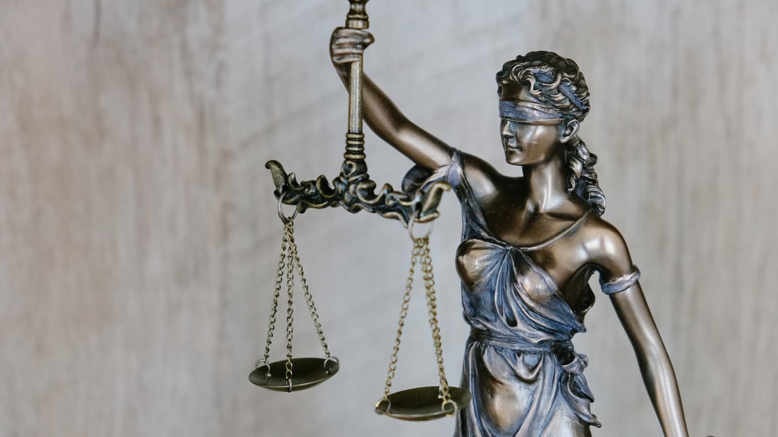 How Prediction Markets Actually Settle: Resolution Rules, Oracles, and Disputes (2026)